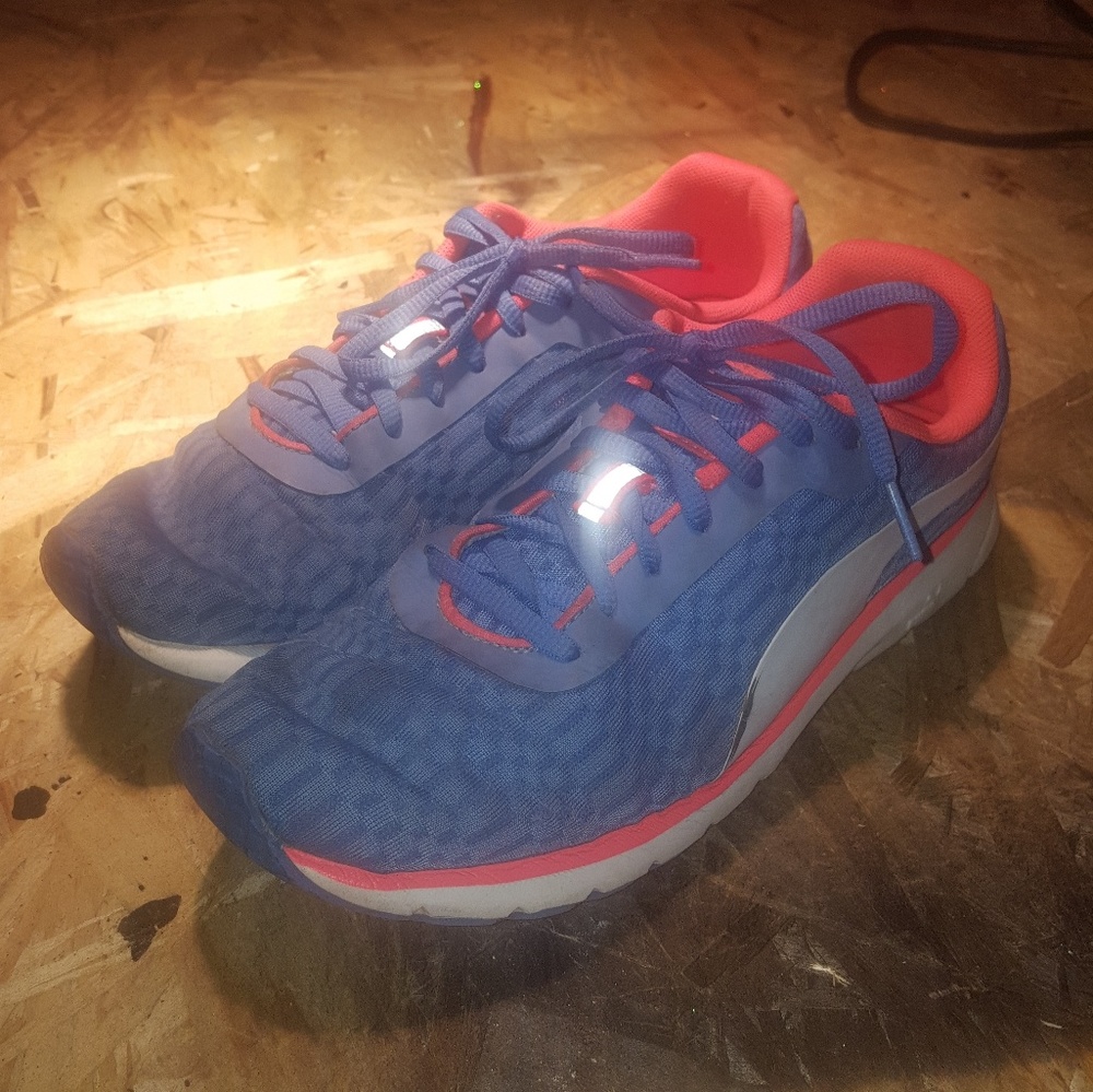 Woman's pumas